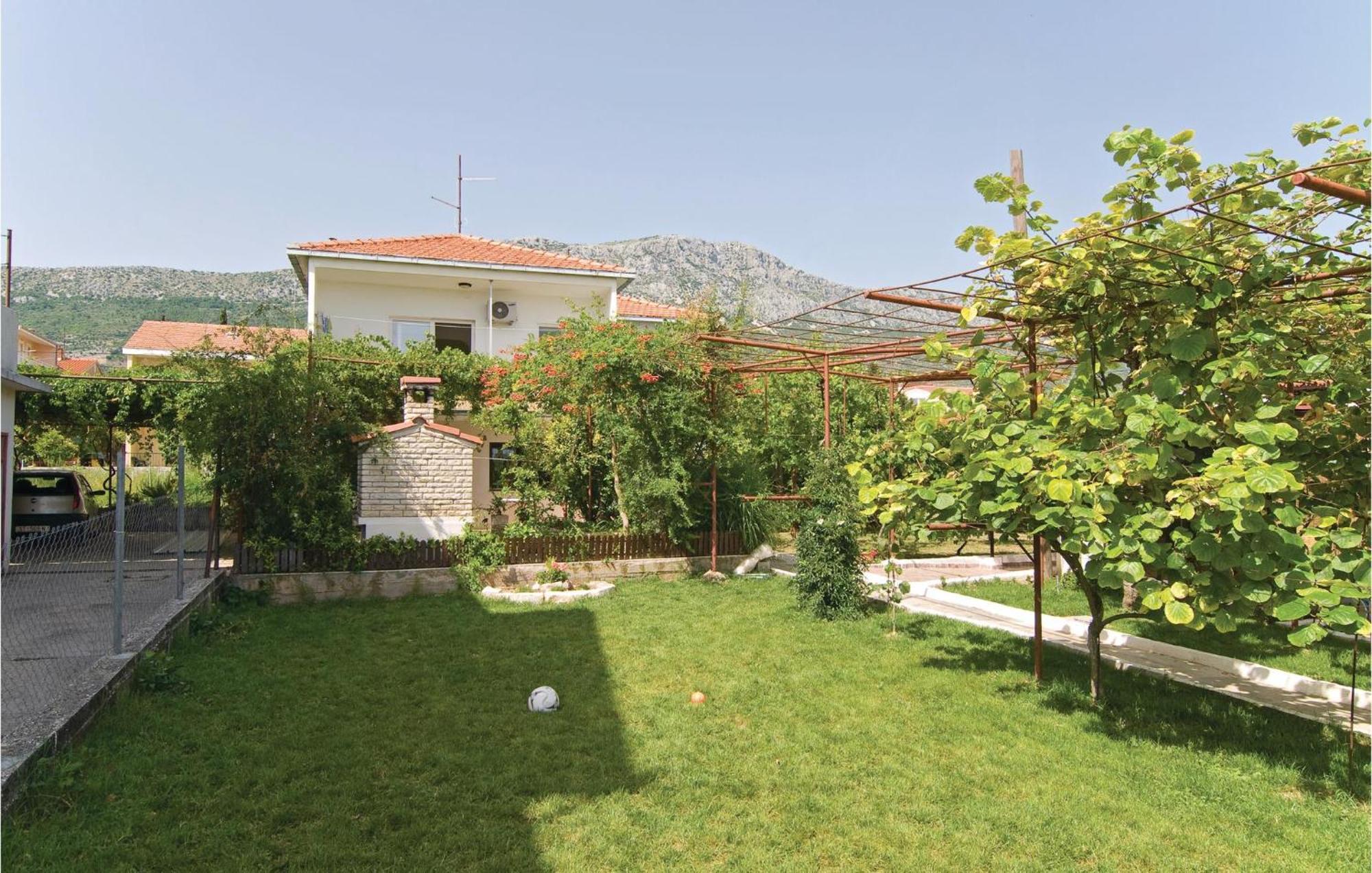 Lovely Apartment In Kastel Kambelovac With Wifi Kaštela Εξωτερικό φωτογραφία